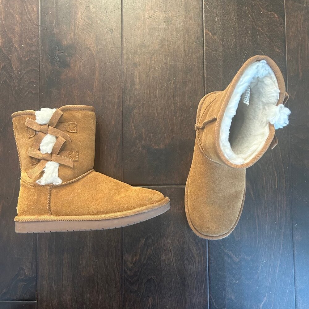 Koolaburra by Ugg | Brown Suede Shearling Boots w/ Bows [Youth Big Girls 4]